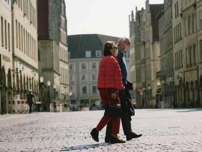 Una pareja pasea por el centro de Múnich.