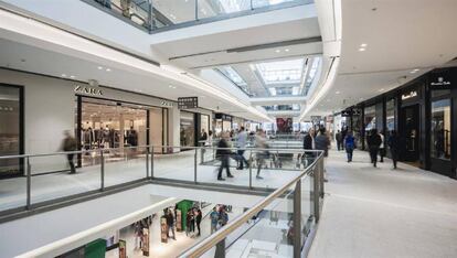 Interior del centre comercial La Fira de Reus.