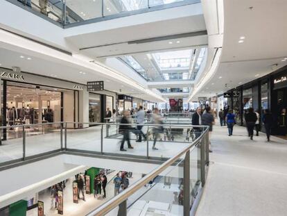 Interior del centre comercial La Fira de Reus.