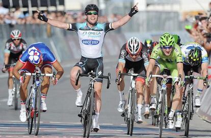 Cavendish celebra la victoria de etapa.