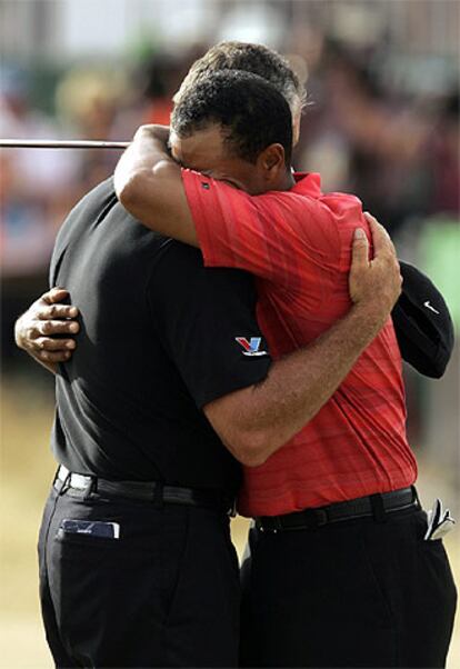 Tiger Woods celebra su segundo grande británico consecutivo abrazado a su <i>caddy</i> Steve Williams en Hoylake.