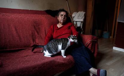 Manuela Cortés, en la casa que ocupa en Camarma de Estertuelas, en la Comunidad de Madrid. 