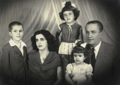 Retrato familiar dos Rousseff em 1952. Dilma, com cinco anos, no topo, posa junto ao seu pai, Pedro Rousseff, sua mãe, Dilma Jane da Silva, seu irmão, Igor, e sua irmã, Zana.