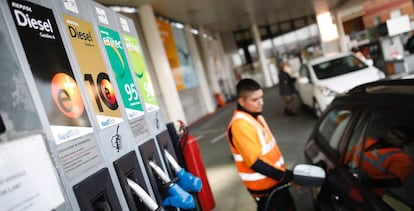 Un empleado echa gasolina en una estaci&oacute;n de servicio en la carretera de Extremadura, en Madrid.