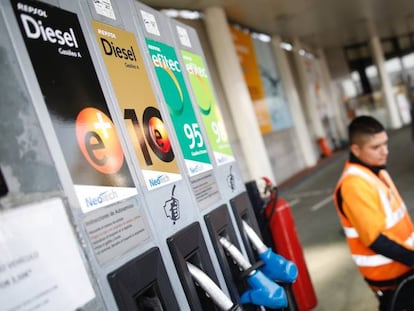 Un empleado echa gasolina en una estaci&oacute;n de servicio en la carretera de Extremadura, en Madrid.