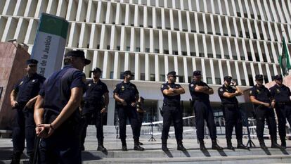 Agentes del cuerpo de Policía Nacional, en la Audiencia Provincial de Málaga.