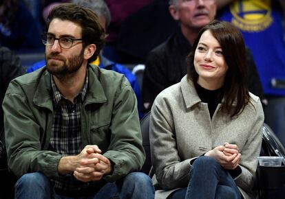 Emma Stone y Dave McCary. Al igual que otra estrella del séptimo arte como Scarlett Johansson, la ganadora del Oscar por 'La La Land' también encontró el amor en la sala de guionistas del mítico programa 'Saturday Night Live'. McCary escribió uno de los sketches protagonizados por la intérprete que acabó dando pie a un flechazo que todavía perdura a día de hoy. Tras contraer matrimonio en 2020, un año después llegó al mundo su única hija hasta la fecha: Louise Jean. Pese a la exitosa filmografía de Stone, las pocas imágenes que se tienen de ellos datan de su presencia como espectadores en partidos de béisbol y baloncesto.