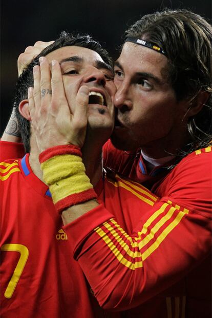 Sergio Ramos felicita a Villa por su gol.