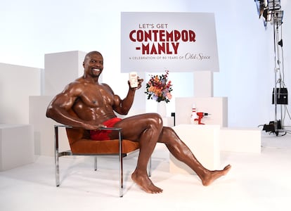 El actor Terry Crews celebrando el 80º aniversario de la marca Old Spice con la estética actual de la compañía: una masculinidad menos... paterna.