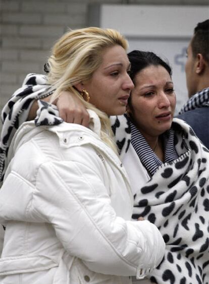 Arriba, dos mujeres esperan noticias de sus familiares en el hospital de Vall d&#39;Hebron.