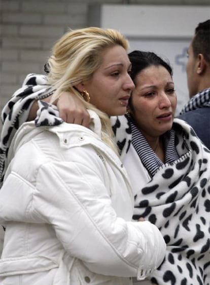 Arriba, dos mujeres esperan noticias de sus familiares en el hospital de Vall d'Hebron.