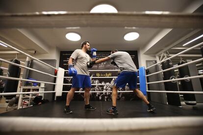 Práctica de 'sparring' al cuerpo sobre el 'ring' de Morales Box.