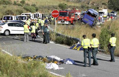 Varias de las víctimas del accidentes permanecen en el lugar del accidente.