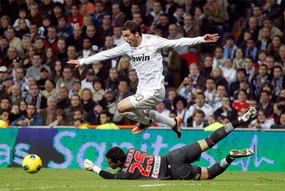 Higuaín evades Asenjo's lunge to score Real's third.