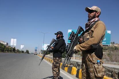 Unos talibanes hacían guardia este miércoles en un puesto de control de Kabul.