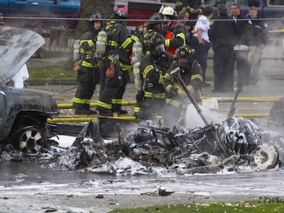 Bomberos de Seattle apagan los restos del helic&oacute;ptero incendiado