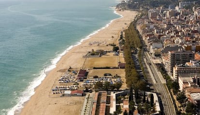 Construccions a la platja de Calella de Mar (Maresme).