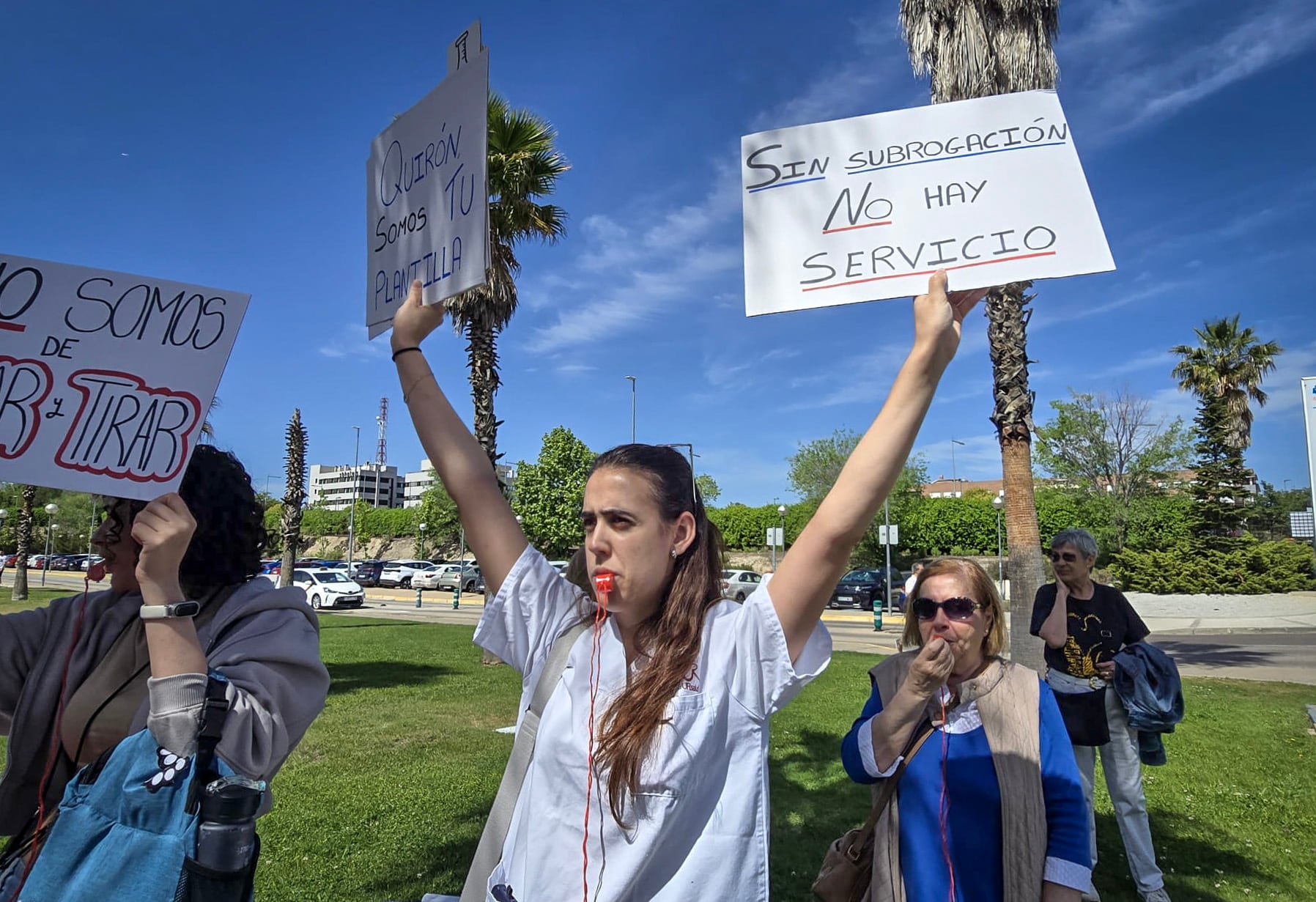 Irene C. sostiene carteles durante la protesta de este martes en los jardines del Hospital Infanta Sofía.