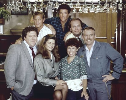 Imagen coral de la primera temporada de 'Cheers', la serie donde nació el personaje de Frasier Crane (el tercero en la fila superior). Kelsey Grammer acabaría protagonizando su propia serie de 'Frasier', con un éxito similar o incluso mayor que el de la propia 'Cheers'.