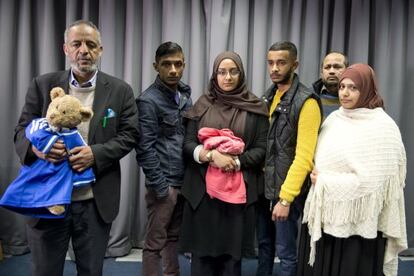 Familiares de las huidas Abase y Begum, tras comparecer el d&iacute;a 22 en Londres.