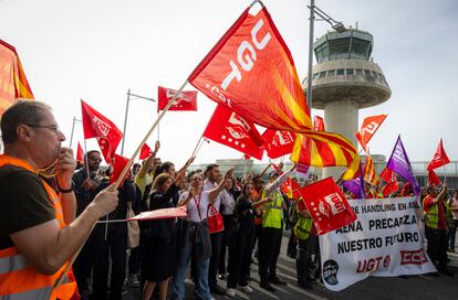 Protesta de trabajadores de Iberia y Swissport  en la Terminal 1 del Aeopuerto Josep Tarradellas El Prat de Barcelona, el pasado mes de octubre.