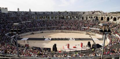El equipo Sunweb a su paso por el antiguo anfiteatro romano de Nimes.