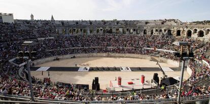 El equipo Sunweb a su paso por el antiguo anfiteatro romano de Nimes. 