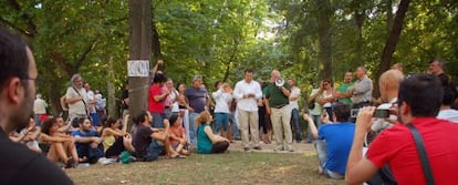 El Nobel Stiglitz, de verde y megáfono en mano, se dirige a la asamblea de los indignados en el parque de El Retiro.