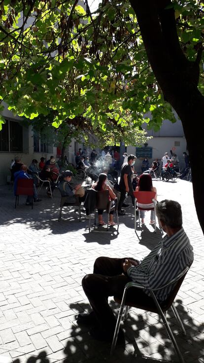 Patio del albergue, esta mañana, en una imagen tomada por un usuario.