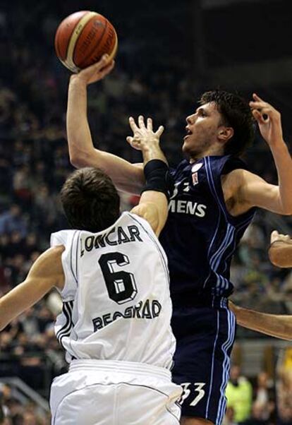 El madridista Marko Tomas lanza a canasta ante la oposición de Nikola Loncar, del Partizan de Belgrado.