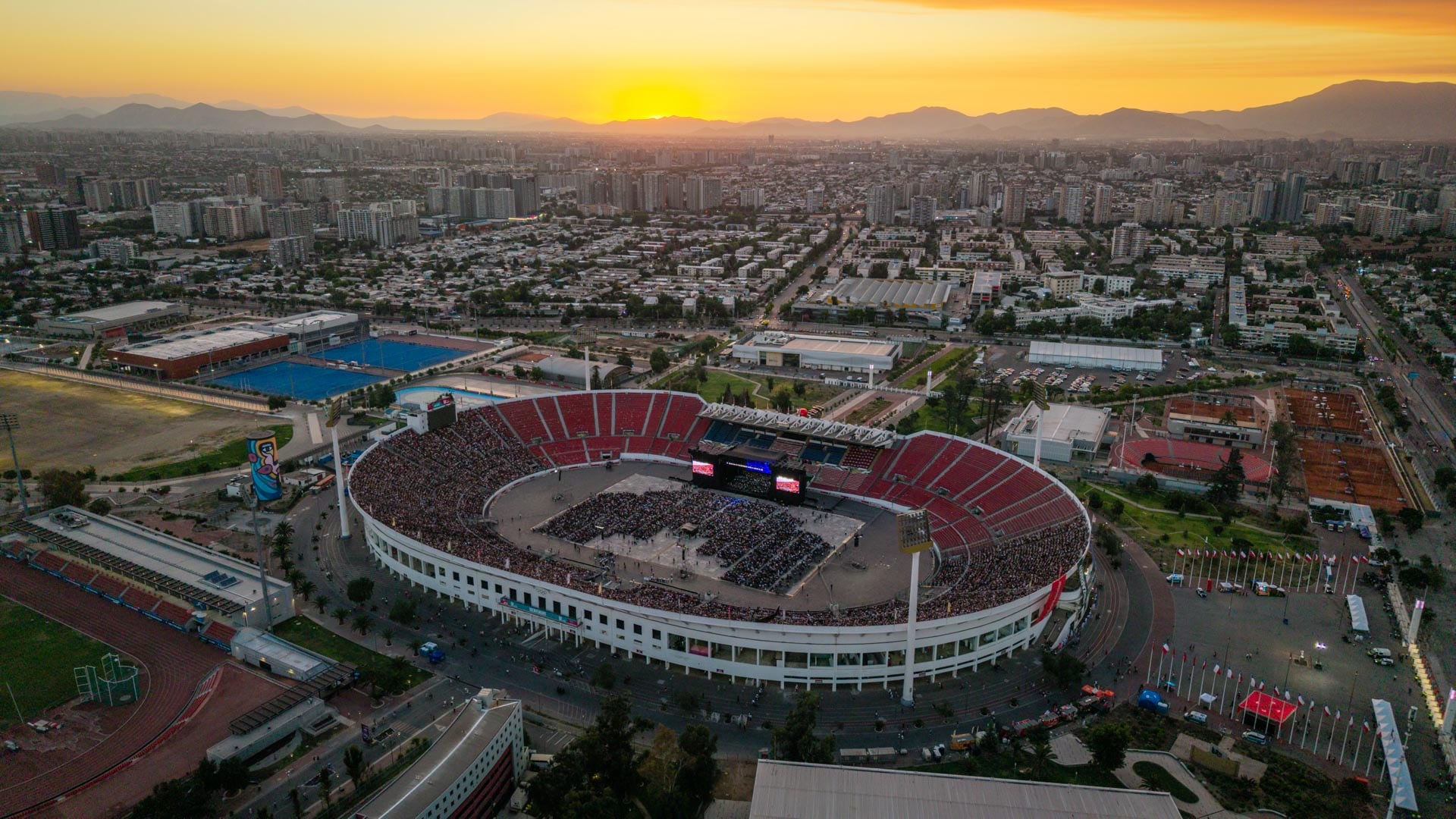 ‘Carmina Burana’ cautiva al público del Estadio Nacional en un concierto gratuito y veraniego en Santiago de Chile