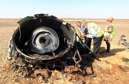 Un equipo de investigadores trabajan en el lugar donde cayo el avión en la provincia del Sinaí (Egipto).  