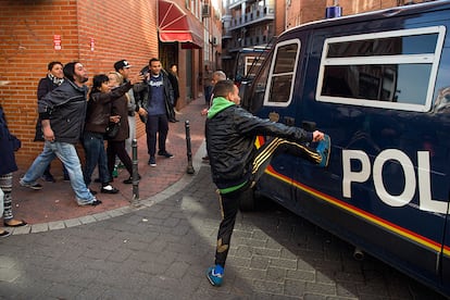 Vecinos protestan y golpean la furgoneta antidisturbios después de que la policía detuviera a un activista y desalojara a Carmen Martínez Ayudo de su vivienda, en Madrid (España).