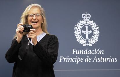 Annie Leibovitz posa con una c&aacute;mara ayer en Oviedo.