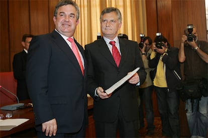 Salvador Guerrero (derecha), junto al presidente de la Diputación de Málaga, Salvador Pendón.