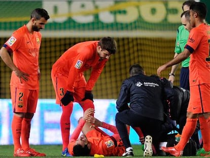 Sergio Busquets envoltat de companys després de lesionar-se el turmell dret.