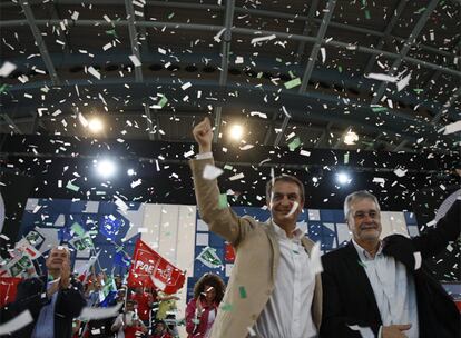 José Luis Rodríguez Zapatero y José Antonio Griñán, saludan al término del mitin. A la derecha, Manuel Chaves.