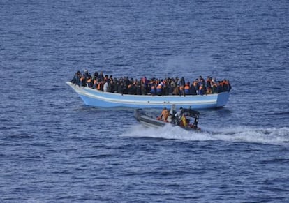 Una embarcación en peligro de hundimiento rescatada por la fragata 'Canarias' el sábado.