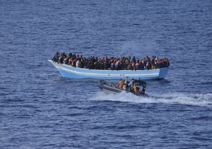 Una embarcación en peligro de hundimiento rescatada por la fragata 'Canarias' el sábado.