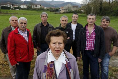 Isabel Pacheco, junto a siete de sus hijos, cerca de su domicilio de la provincia de Vizcaya, donde residen en la actualidad.