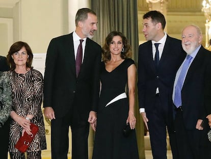Desde la izquierda, la ministra Carmen Calvo, los Reyes y los periodistas Rubén Amón y Diego Carcedo.