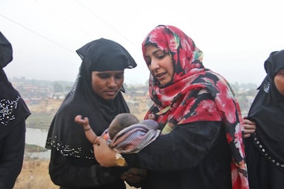 La Nobel de la Paz yemen&iacute; Tawakkol Karman sostiene a un beb&eacute; rohingya en un campo de Banglad&eacute;s.