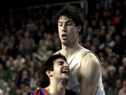 Ricky Rubio intenta superar a Ante Tomic.