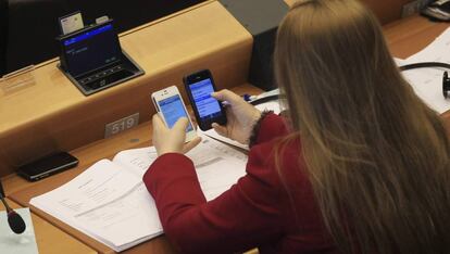 Una eurodiputada usa dos m&oacute;viles al mismo tiempo en el pleno del Parlamento Europeo en Bruselas, B&eacute;lgica. EFE/Archivo