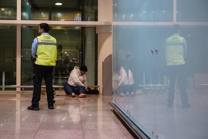 Personal de seguridad del aeropuerto expulsa a personas sin techo de la Terminal 1 durante el operativo de AENA.