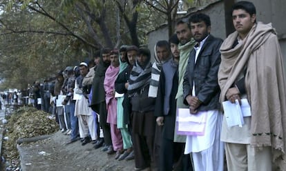 Decenas de afganos aguardan en Kabul para presentar sus papeles para obtener pasaporte.