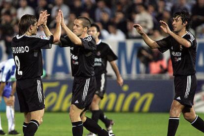 Salgado y Raúl acuden a felicitar a Owen tras su gol, el segundo del Madrid.