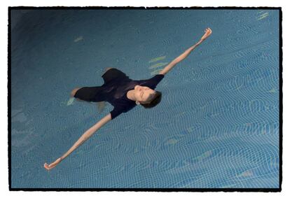 La novelista Rita Indiana, en la piscina del hotel de Lima donde espera la gala del premio Bienal de Novela Vargas Llosa. 