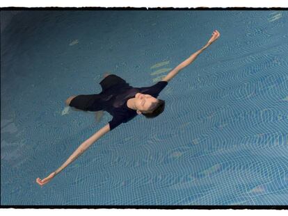 La novelista Rita Indiana, en la piscina del hotel de Lima donde espera la gala del premio Bienal de Novela Vargas Llosa. 