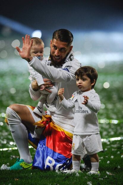 Sergio Ramos, con sus dos hijos, fruto de su relación con la presentadora Pilar Rubio, en la celebración del Bernabéu.